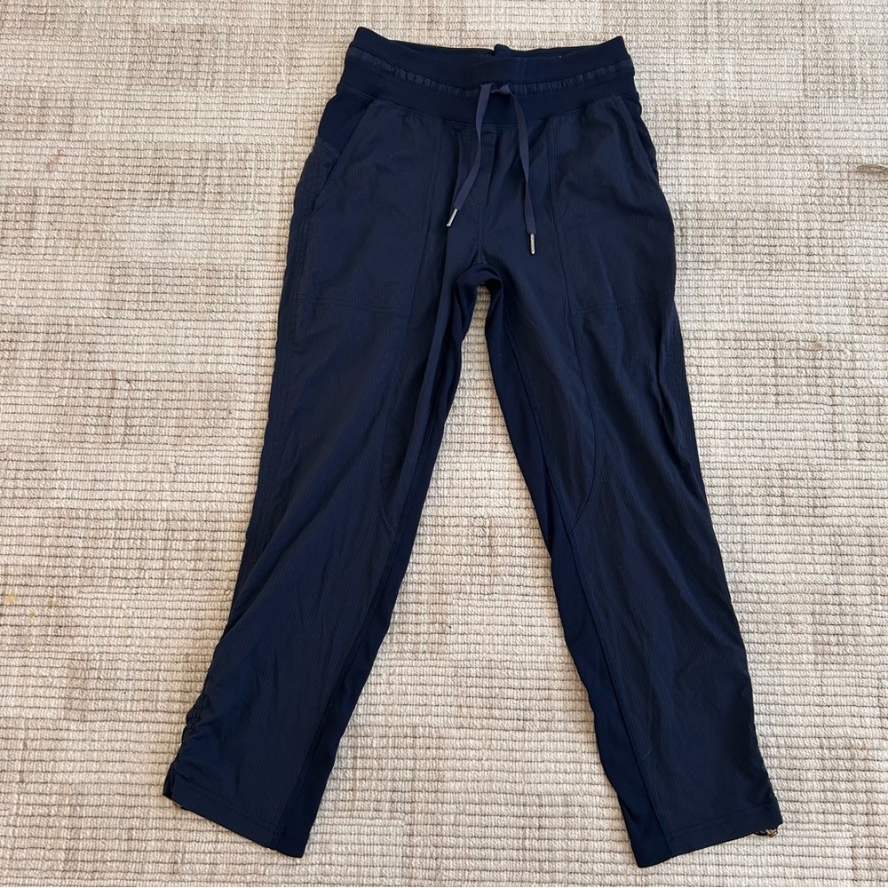 lululemon Navy dance studio with adjustable ruching on the ankle 7/8 length sz 4